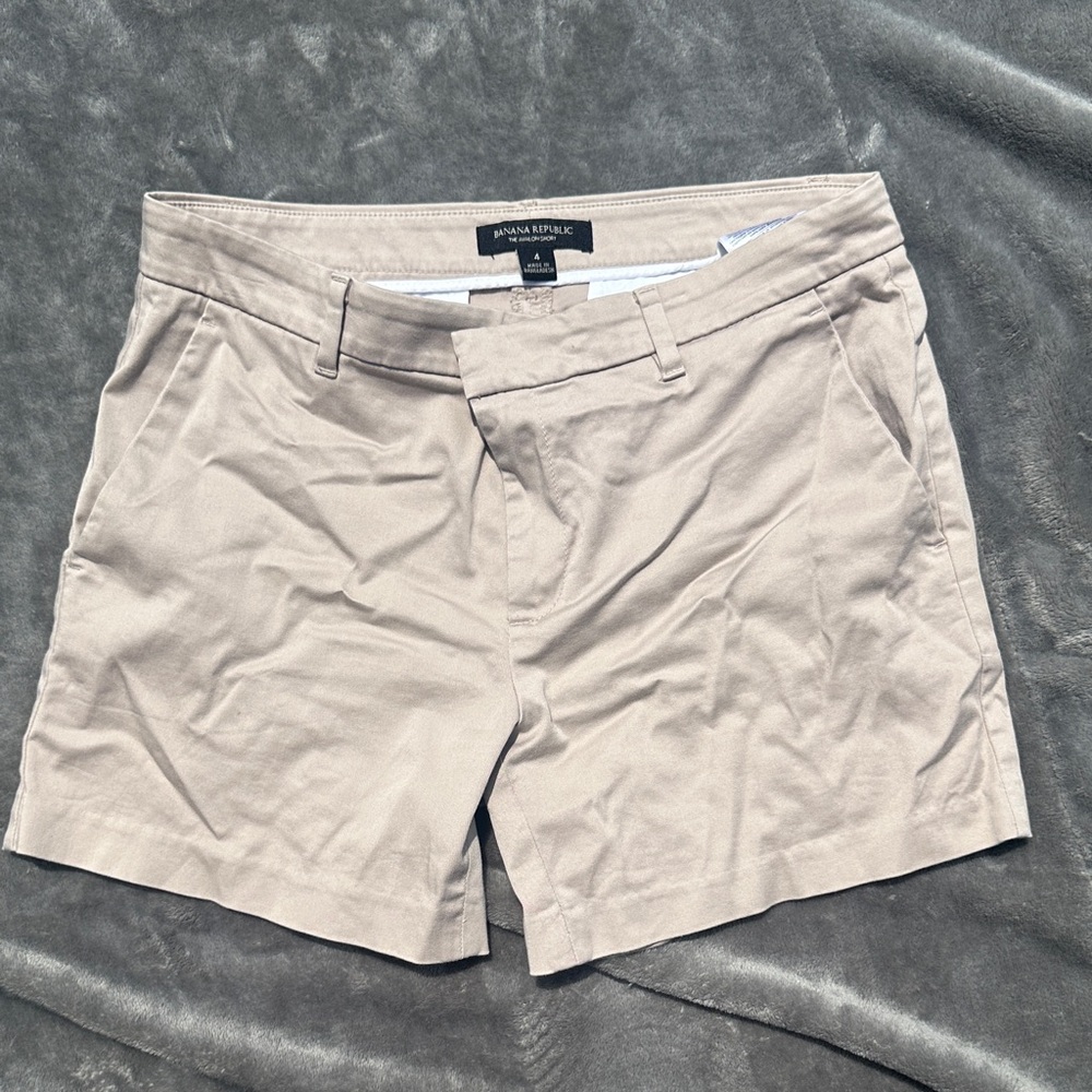 Banana Republic Women's Light Beige Shorts